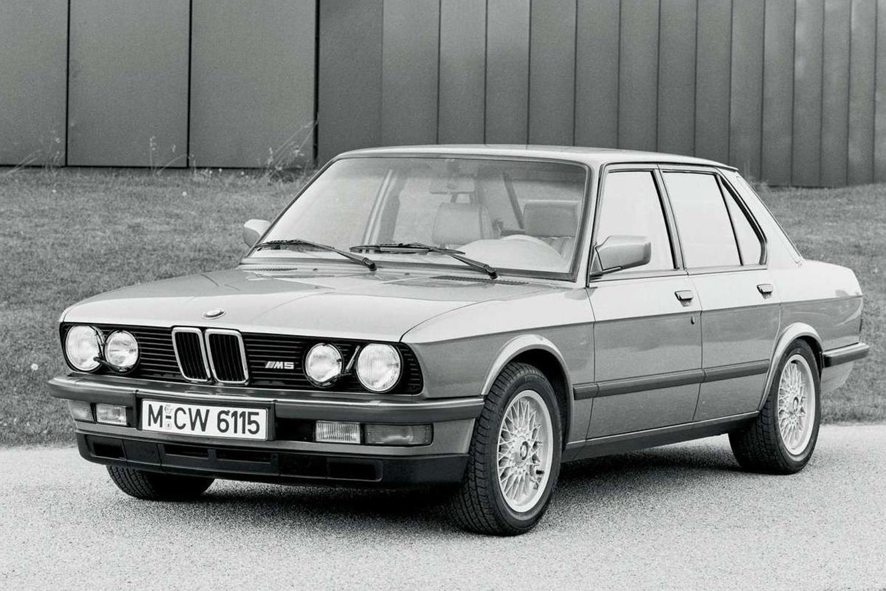 รูป 1984 BMW M5 Sedan public