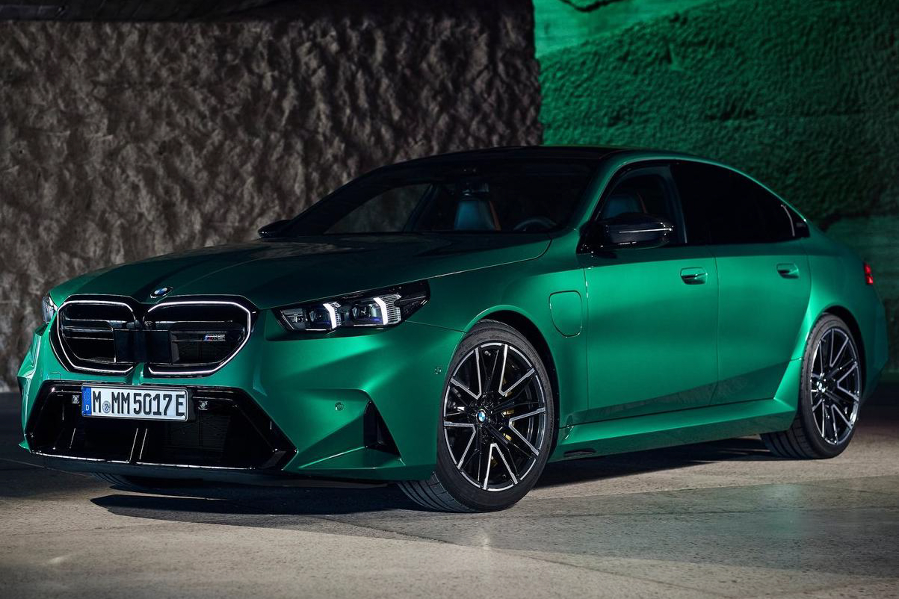 รูป 2025 BMW M5 Sedan public