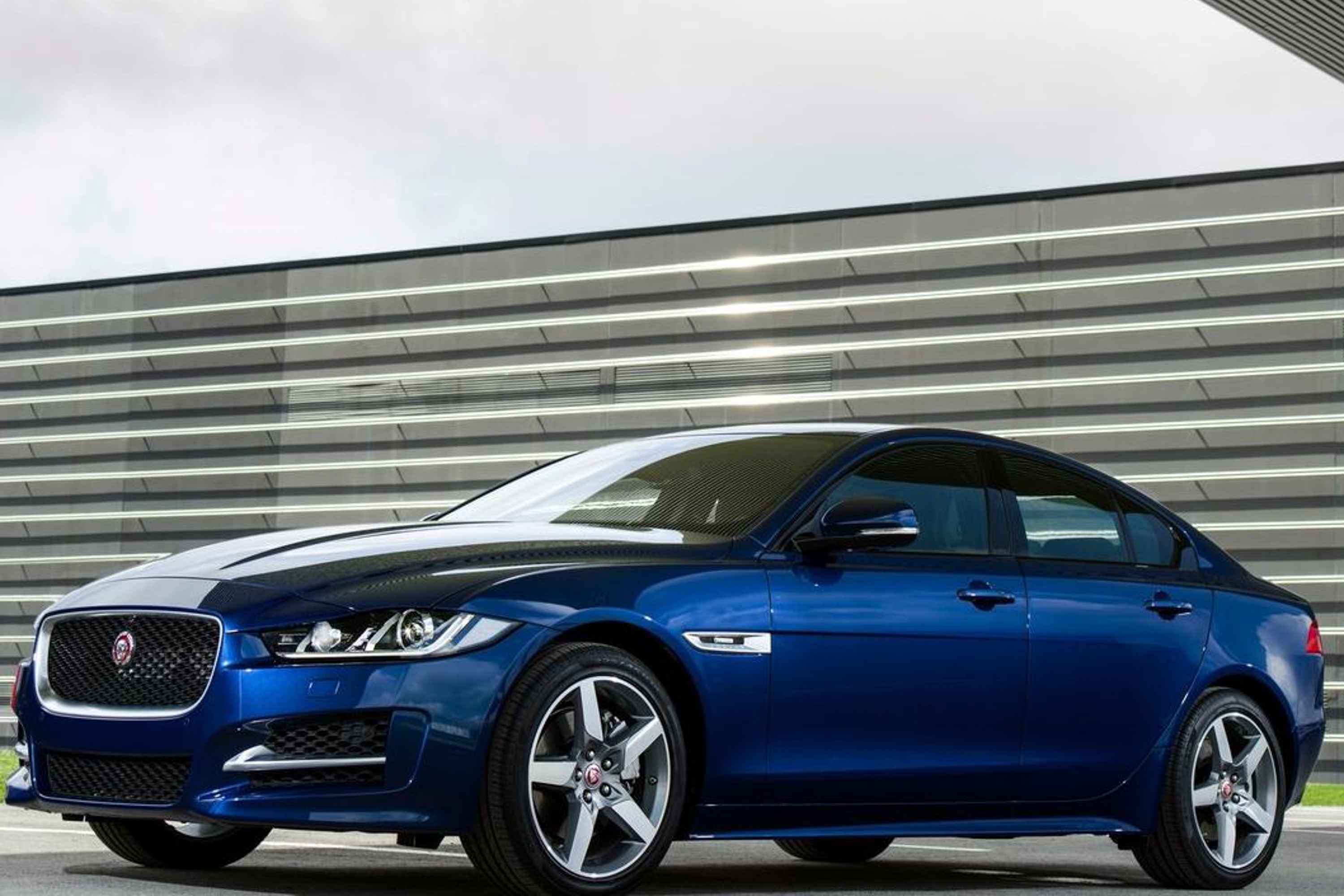 รูป 2016 Jaguar XE public