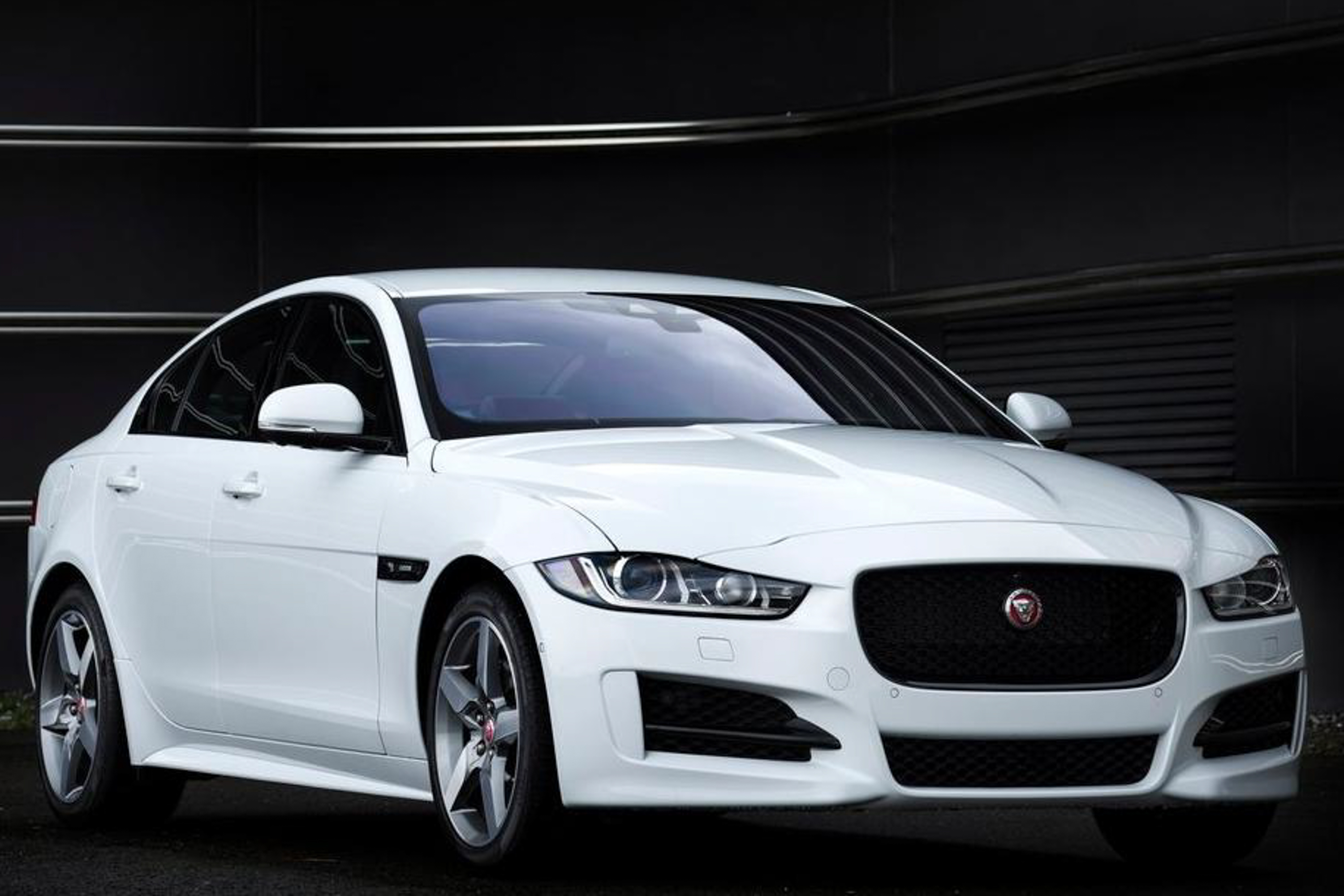 รูป 2016 Jaguar XE public