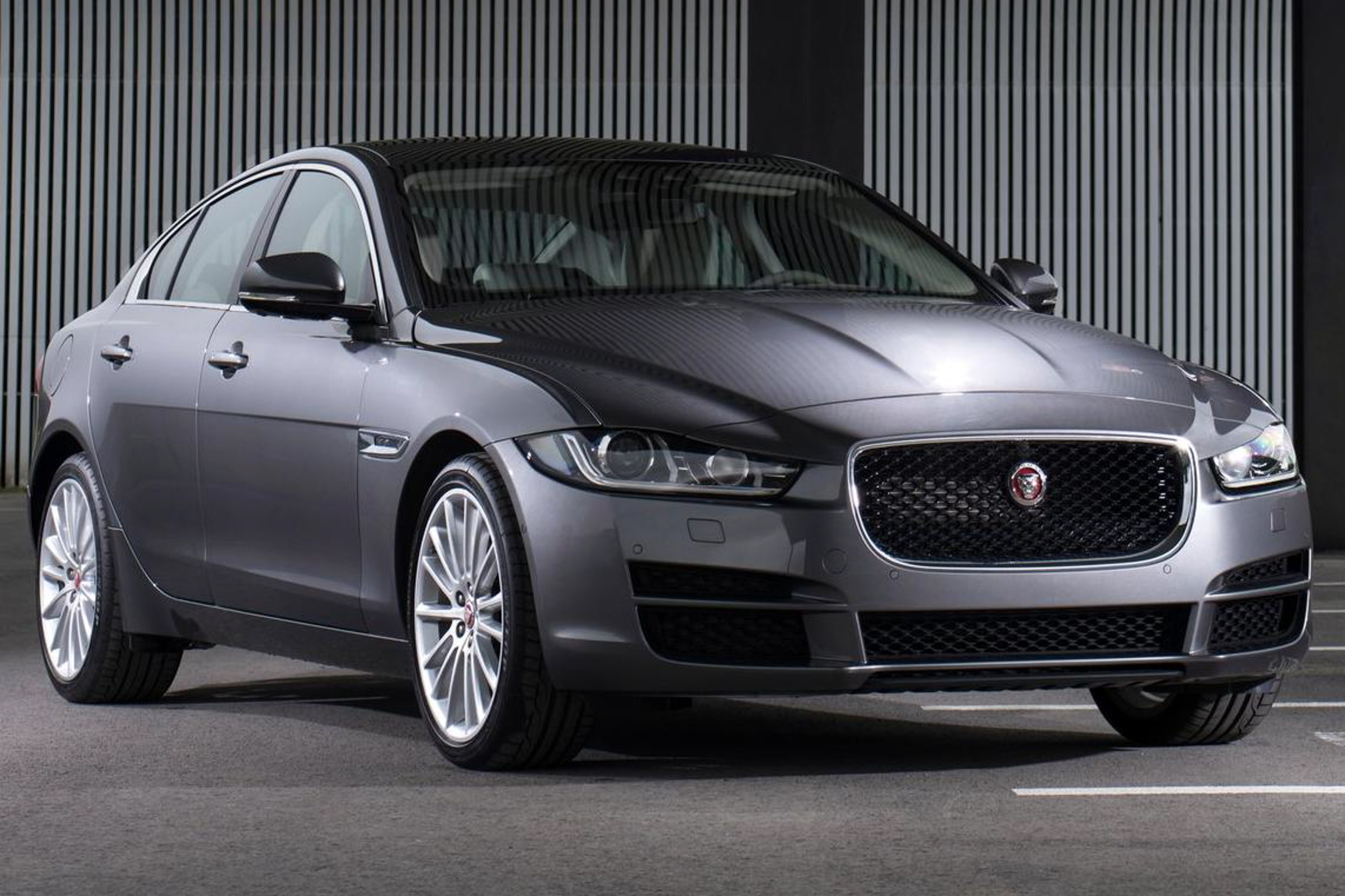 รูป 2016 Jaguar XE public