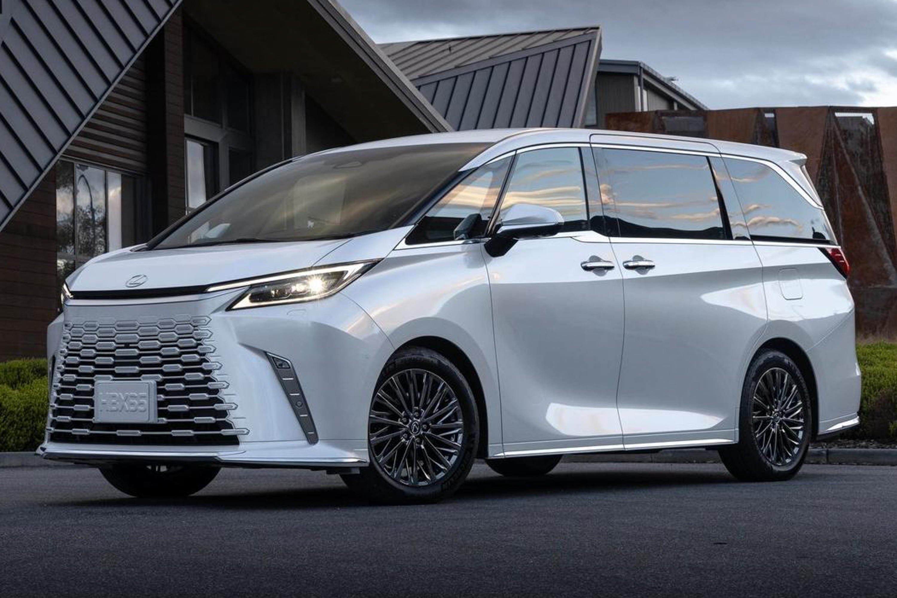 รูป 2024 Lexus LM 500h Executive 4-Seater