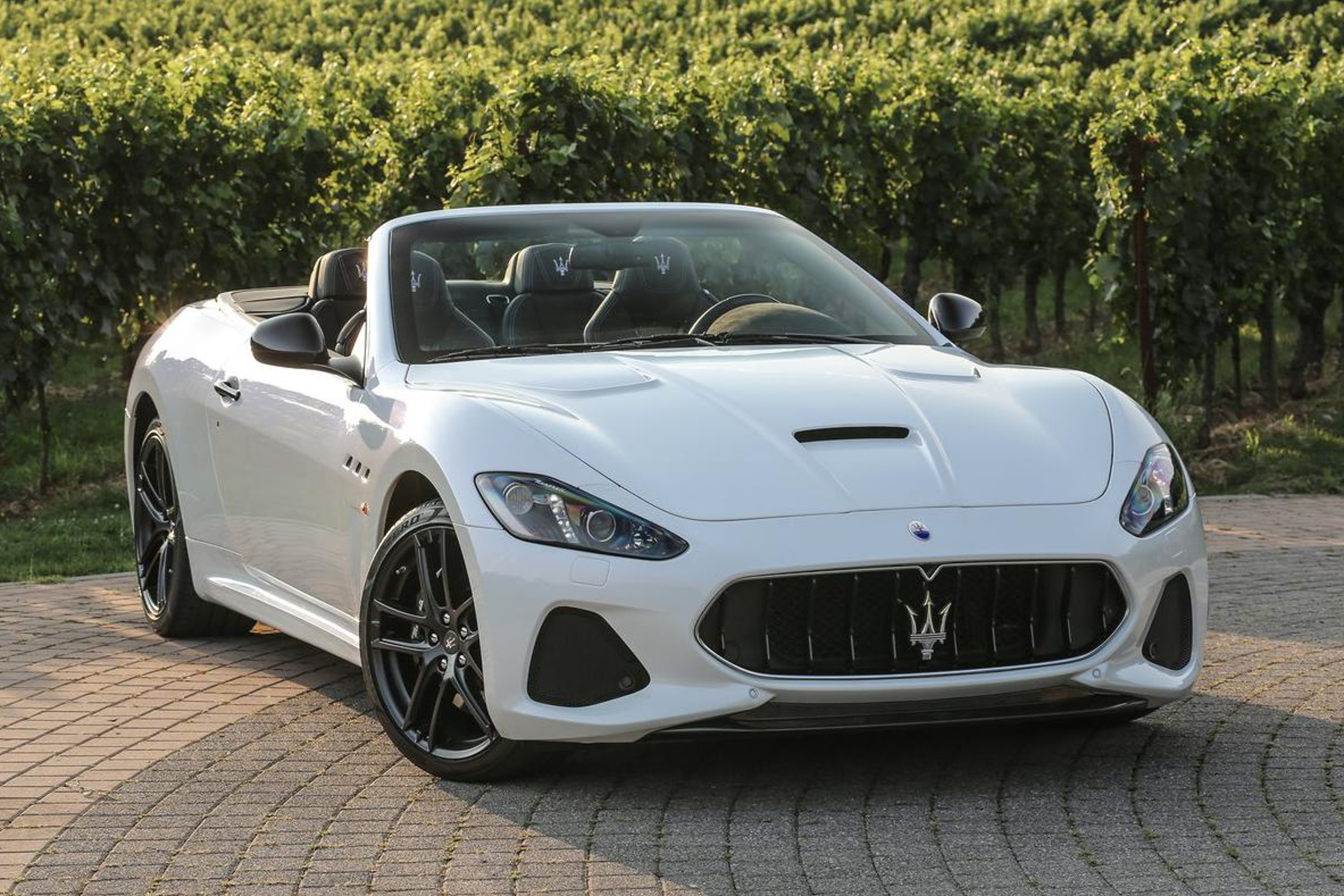 รูป 2018 Maserati GranCabrio public