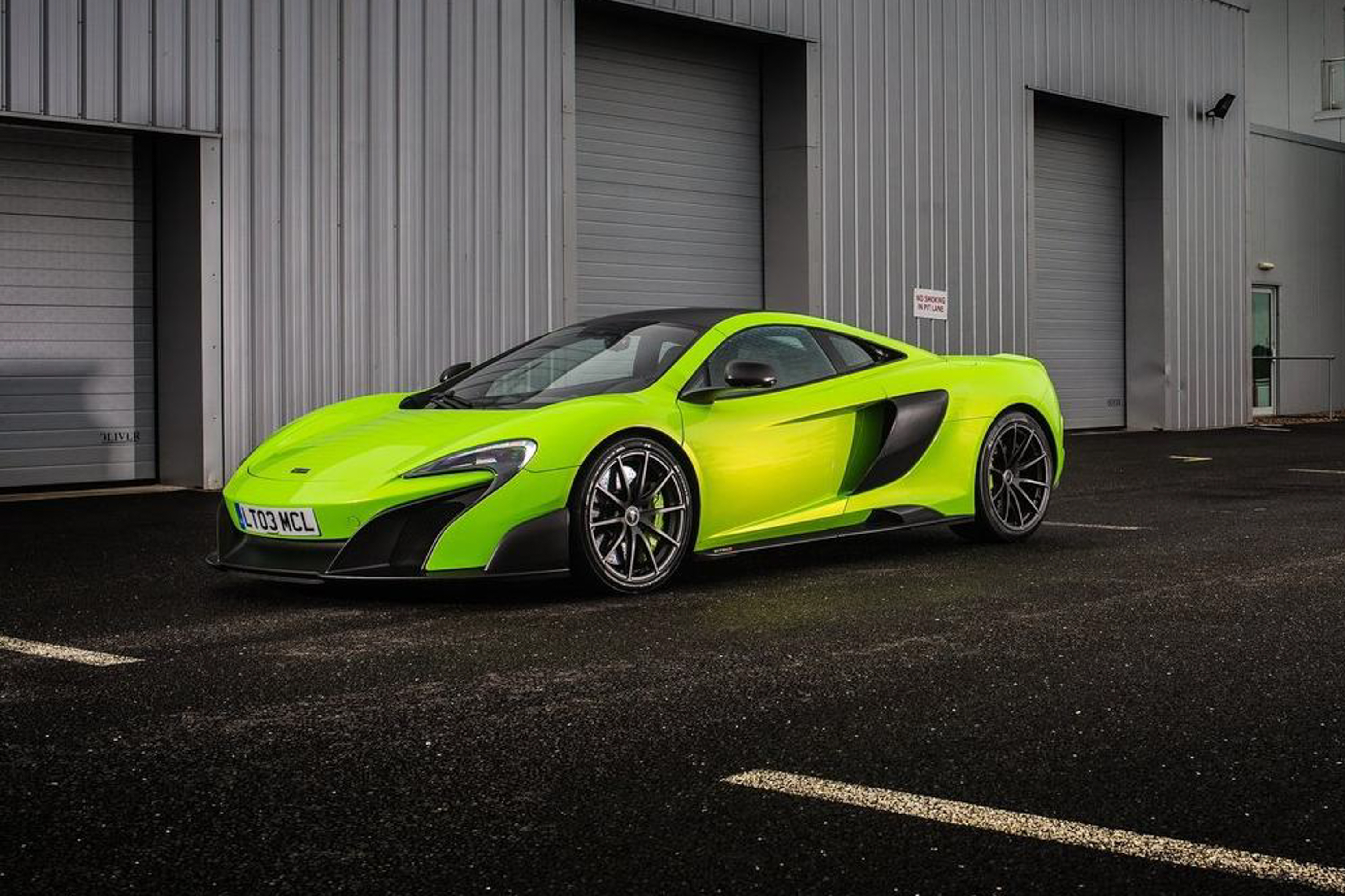 รูป 2016 McLaren 675LT public