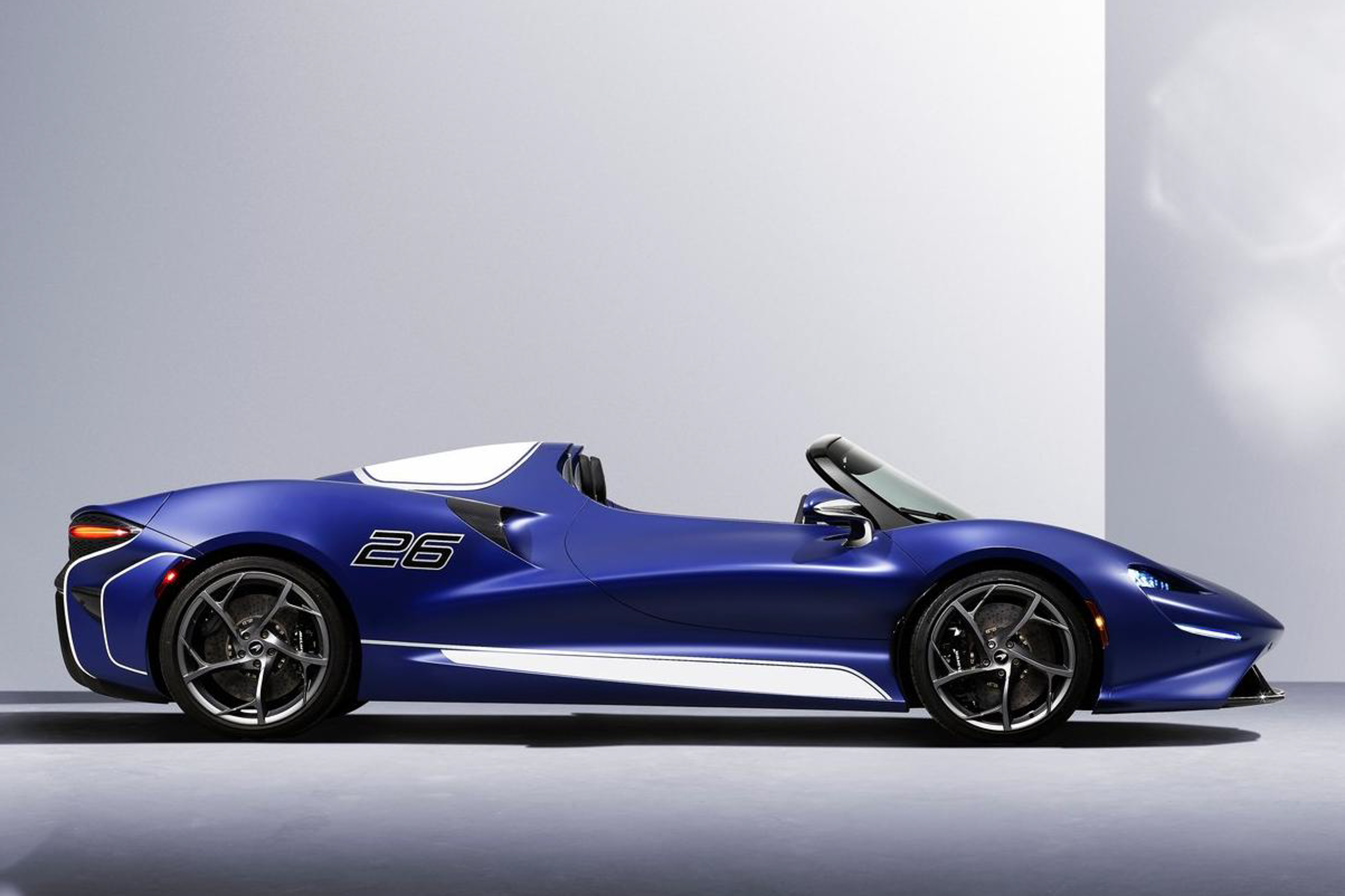 รูป 2021 McLaren Elva public