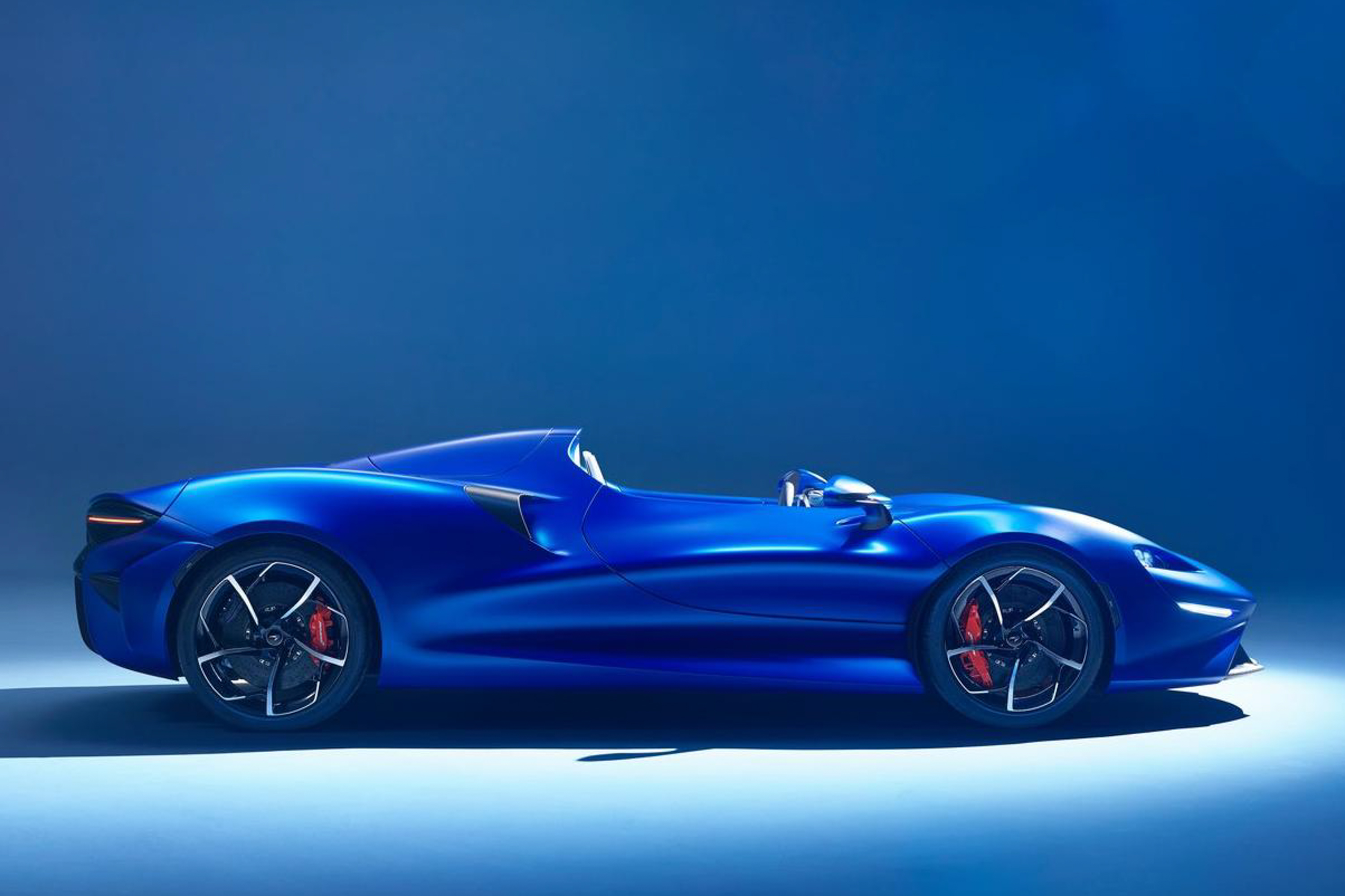 รูป 2021 McLaren Elva public