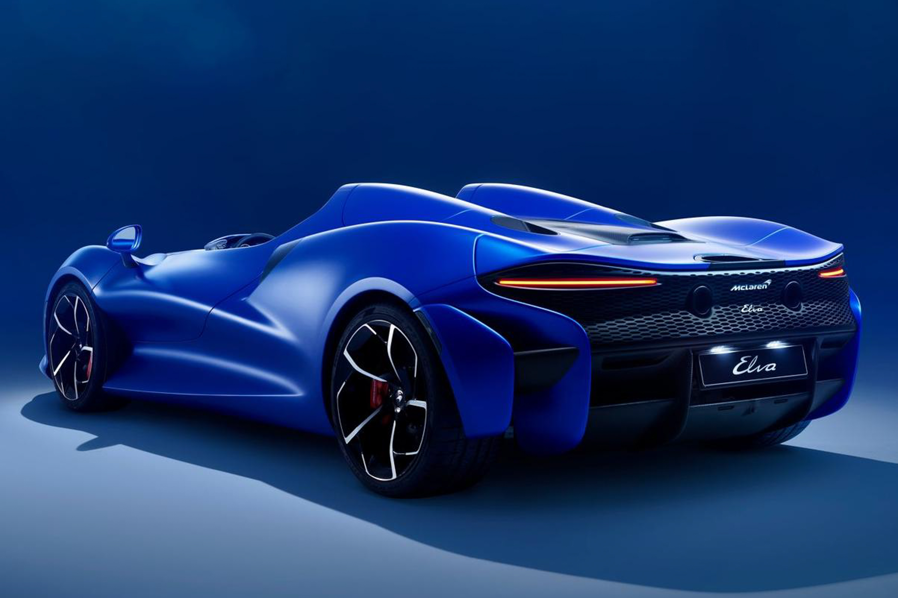รูป 2021 McLaren Elva public